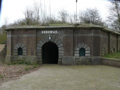 Poortgebouw van Fort Honswijk (foto: J.A. de Vries)